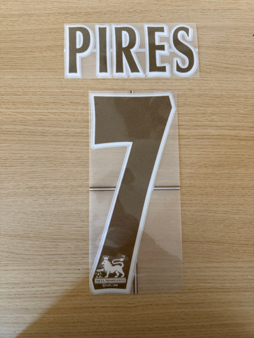 Pires #7 Gold Flock 2005-2006 Premier League Nameset